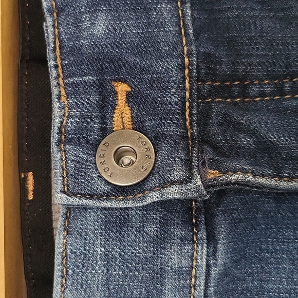 Plus size women's Torrid bombshell skinny jeans size 22r - Picture 2 of 5